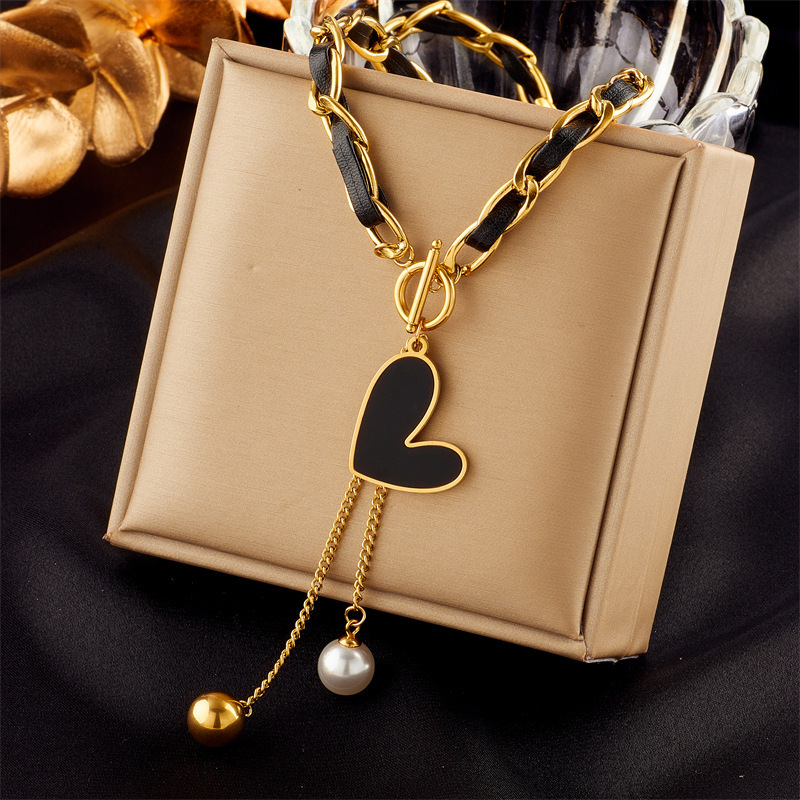 Fashionable, niche, versatile, and luxurious new clavicle chain necklace with creative and unique irregular heart and butterfly pendant.
