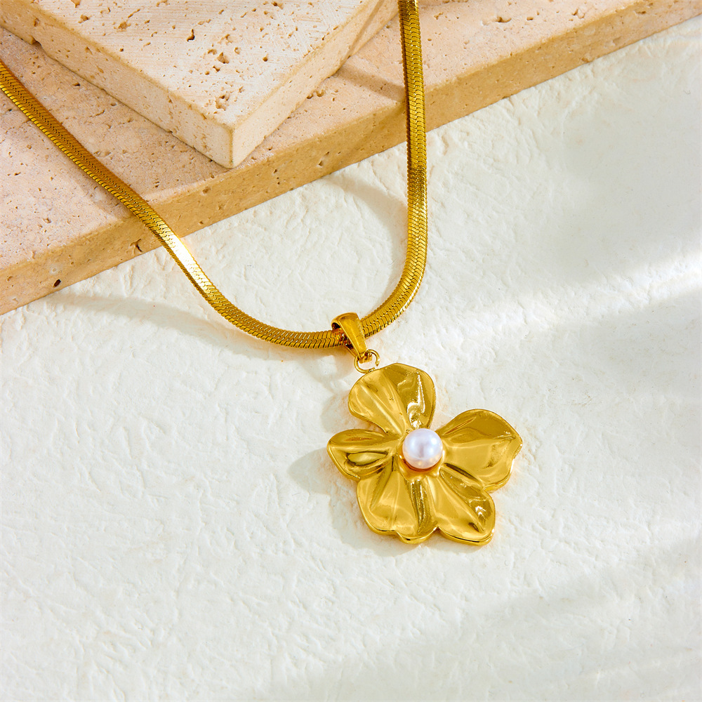 New cross-border fashion minimalist gold-plated flower pearl accessory blade chain stainless steel versatile metal necklace