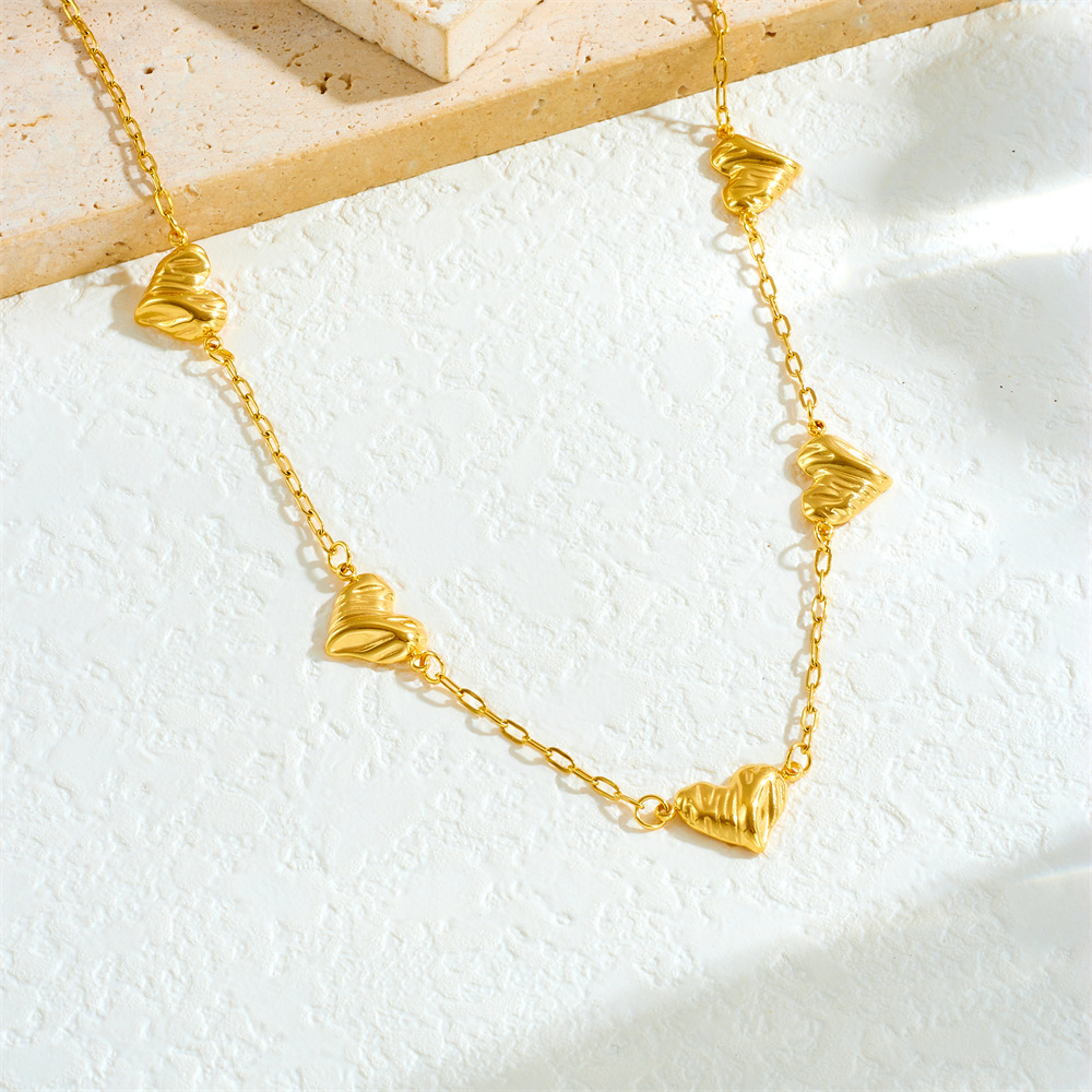Cross-border fashion, simple and versatile textured glossy gold-plated heart and flower accessory chain stainless steel jewelry necklace