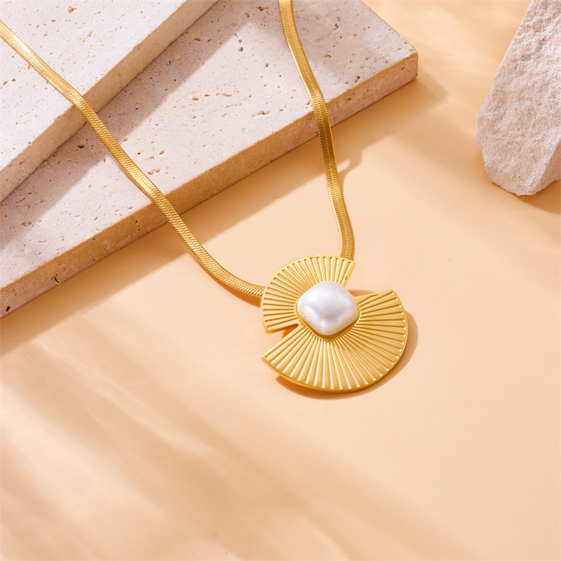 Cross-border fashion retro high-end minimalist cool style metal stainless steel gold-plated fan-shaped pearl pendant necklace