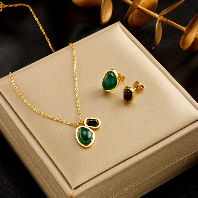 Fashionable, niche, light luxury, retro, high-end earrings, necklace, malachite pendant jewelry set.