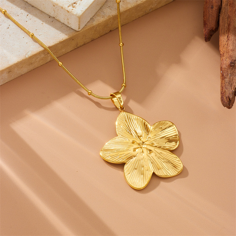 Cross-border fashion niche design gold-plated vintage flower pendant snake chain stainless steel jewelry necklace