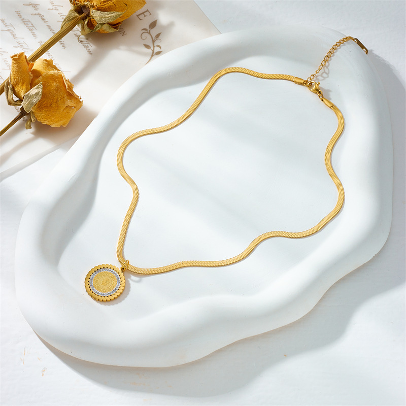 European and American cross-border creative niche retro high-end portrait print diamond-encrusted round pendant snake bone chain necklace