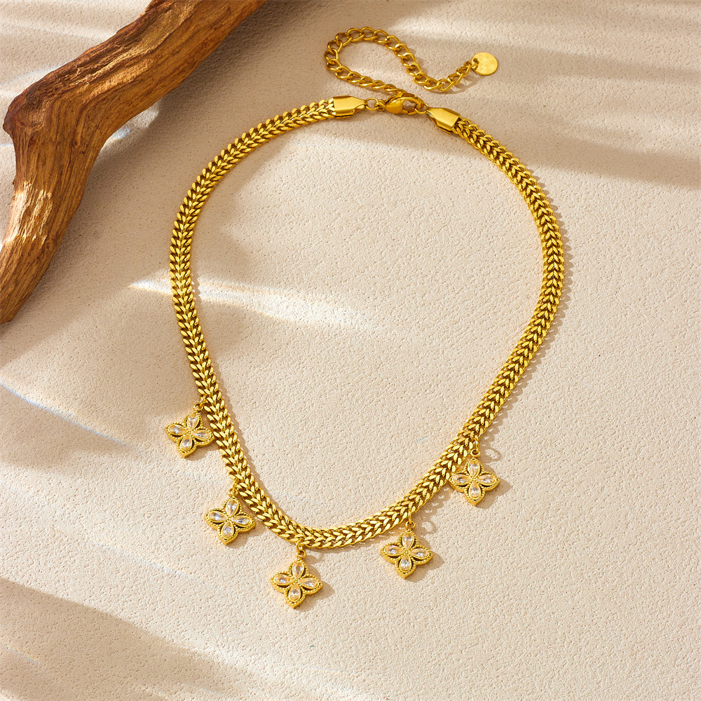 European and American style, high-end diamond-encrusted four-leaf clover pendant clavicle chain, gold-plated stainless steel snake bone necklace