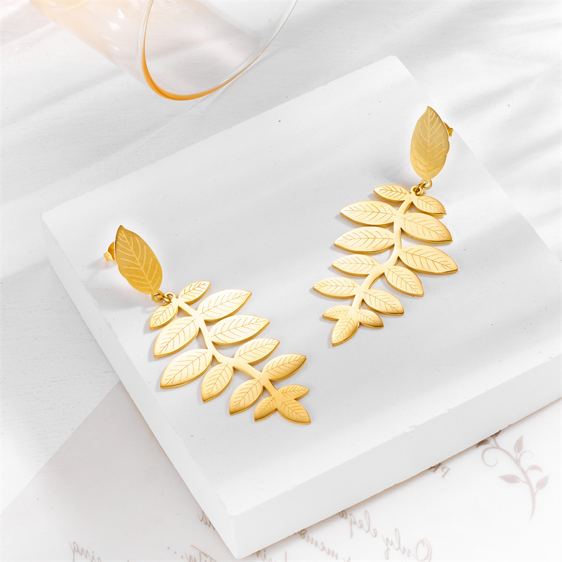 European and American style retro chic, high-end, creative and unique irregular leaf earrings with gold plating.