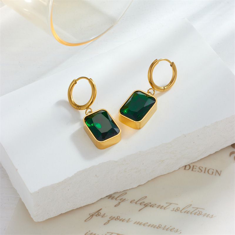 Trendy, niche, retro, high-end square green faceted gemstone earrings with gold plating, elegant and understated luxury.
