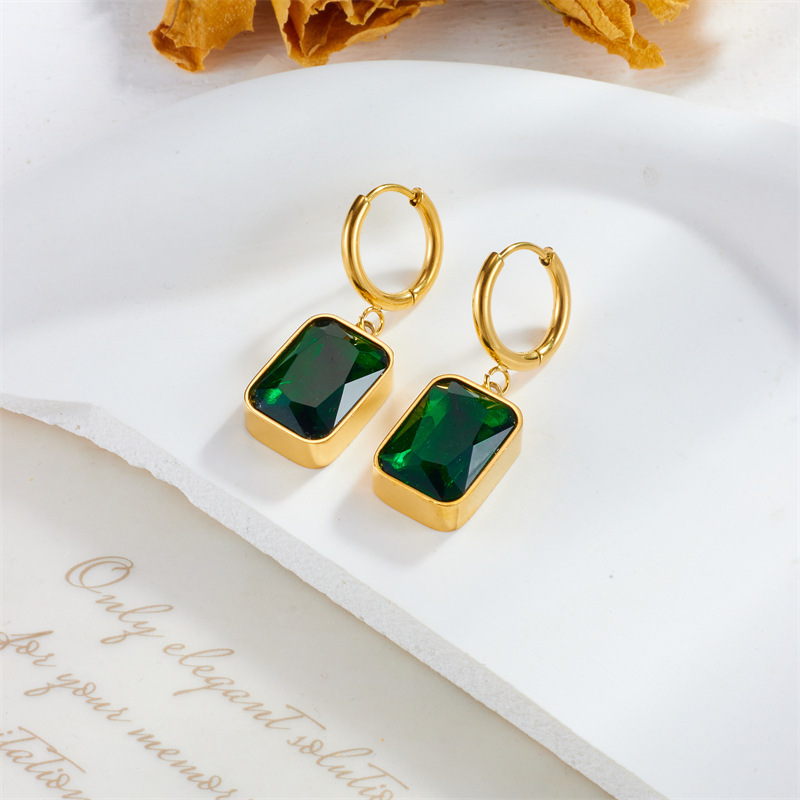 Trendy, niche, retro, high-end square green faceted gemstone earrings with gold plating, elegant and understated luxury.