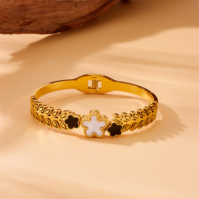 Stylish, retro-chic, minimalist black and white five-petal flower wheat ear gold-plated stainless steel jewelry bracelet