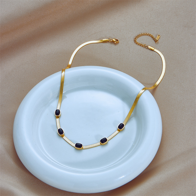 European and American cross-border retro niche fashion minimalist metal titanium steel snake bone chain black diamond versatile jewelry necklace pendant