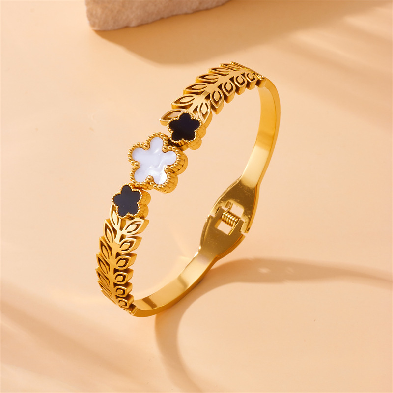 Stylish, retro-chic, minimalist black and white five-petal flower wheat ear gold-plated stainless steel jewelry bracelet