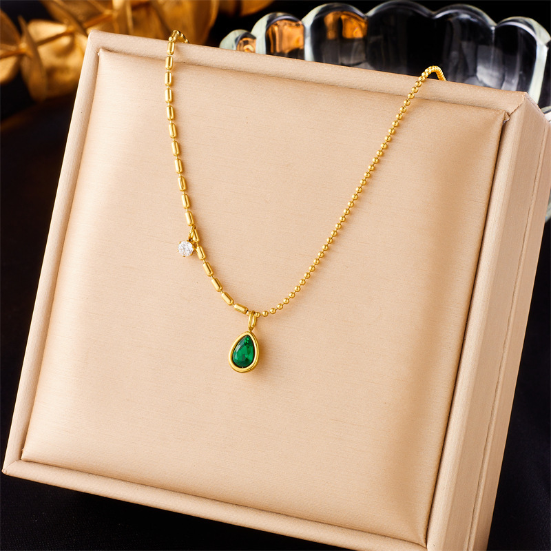 European and American style, simple, commuter, retro, high-end, elegant clavicle chain with green diamond teardrop accessories.