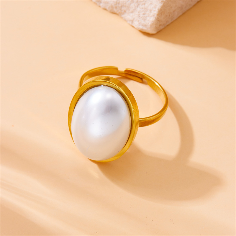 European and American style retro minimalist gold-plated stainless steel oval pearl accessories jewelry set: earrings, rings, and necklaces.