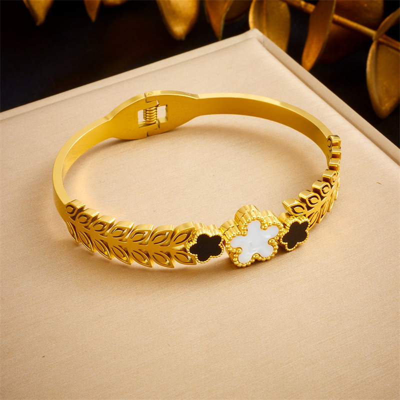 Stylish, retro-chic, minimalist black and white five-petal flower wheat ear gold-plated stainless steel jewelry bracelet