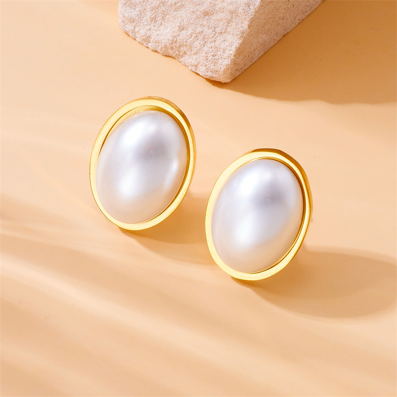 European and American style retro minimalist gold-plated stainless steel oval pearl accessories jewelry set: earrings, rings, and necklaces.