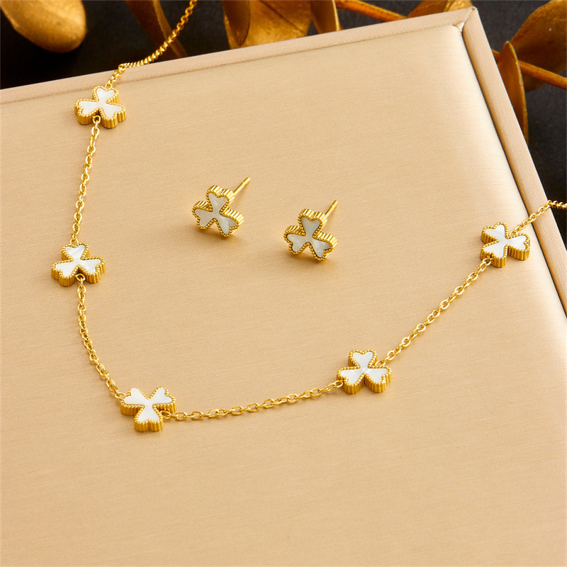 Korean style, trendy, niche, retro white shell three-petal flower accessory chain stainless steel jewelry necklace, earrings, and bracelet set.