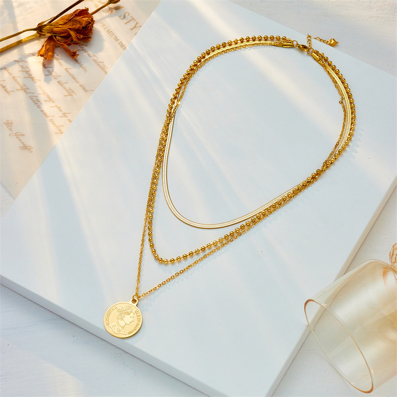 Niche design, fashionable and creative, versatile multi-layered chain beaded round pendant with queen's head portrait, necklace.