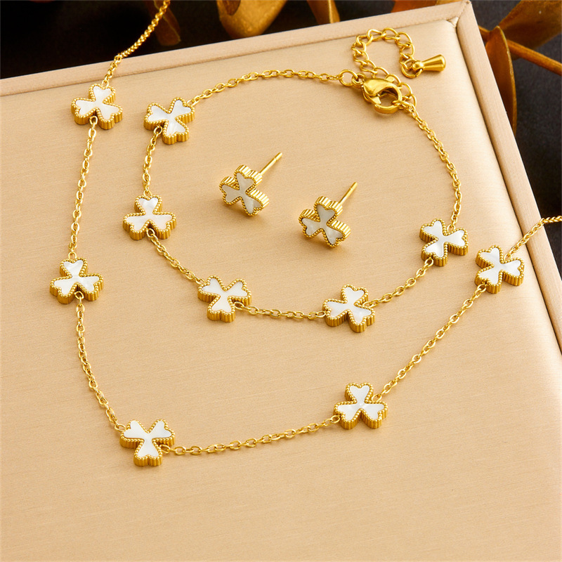Korean style, trendy, niche, retro white shell three-petal flower accessory chain stainless steel jewelry necklace, earrings, and bracelet set.