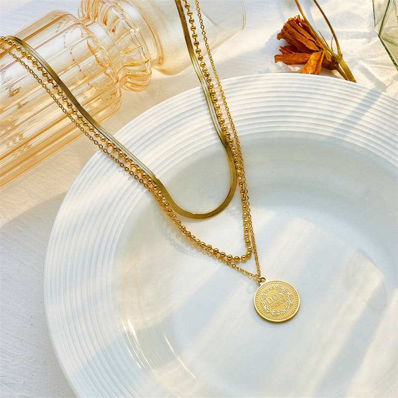 Niche design, fashionable and creative, versatile multi-layered chain beaded round pendant with queen's head portrait, necklace.