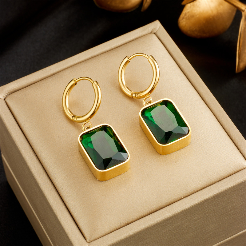 Trendy, niche, retro, high-end square green faceted gemstone earrings with gold plating, elegant and understated luxury.