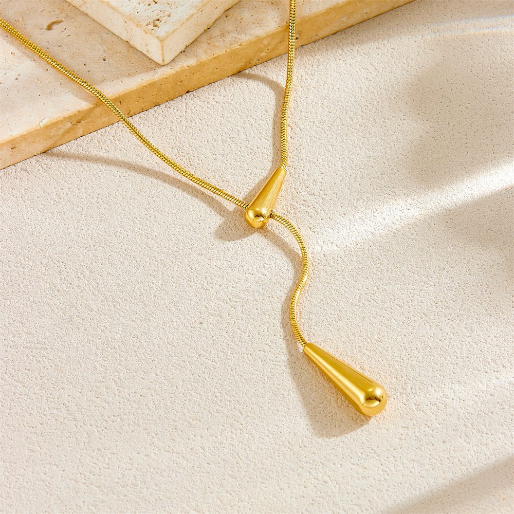 Cross-border fashion, minimalist style, versatile, cool-toned metal teardrop pendant chain stainless steel necklace with a unique design.