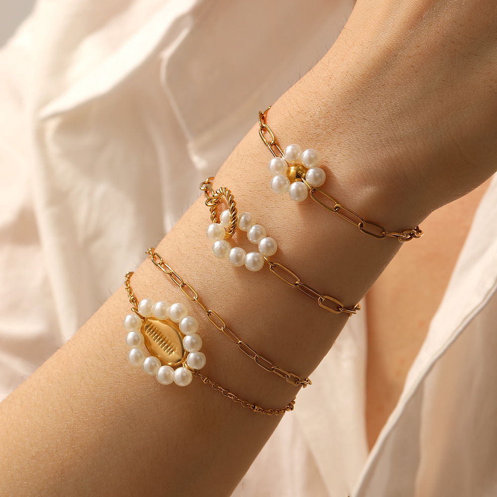 Niche fashion, retro and minimalist style, faux pearl knotted round oval gold-plated shell accessory chain bracelet