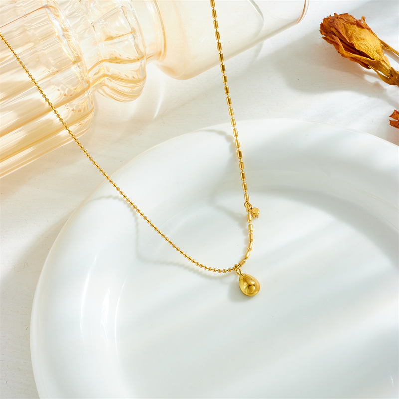 European and American style, simple, commuter, retro, high-end, elegant clavicle chain with green diamond teardrop accessories.