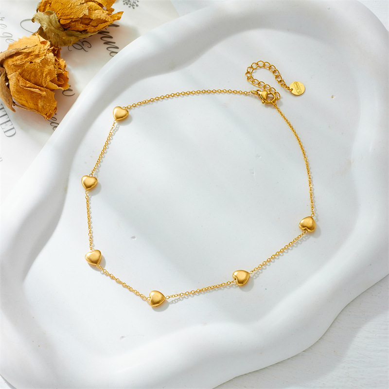 Korean style, minimalist, fashionable, niche gold-plated titanium steel heart chain clavicle necklace