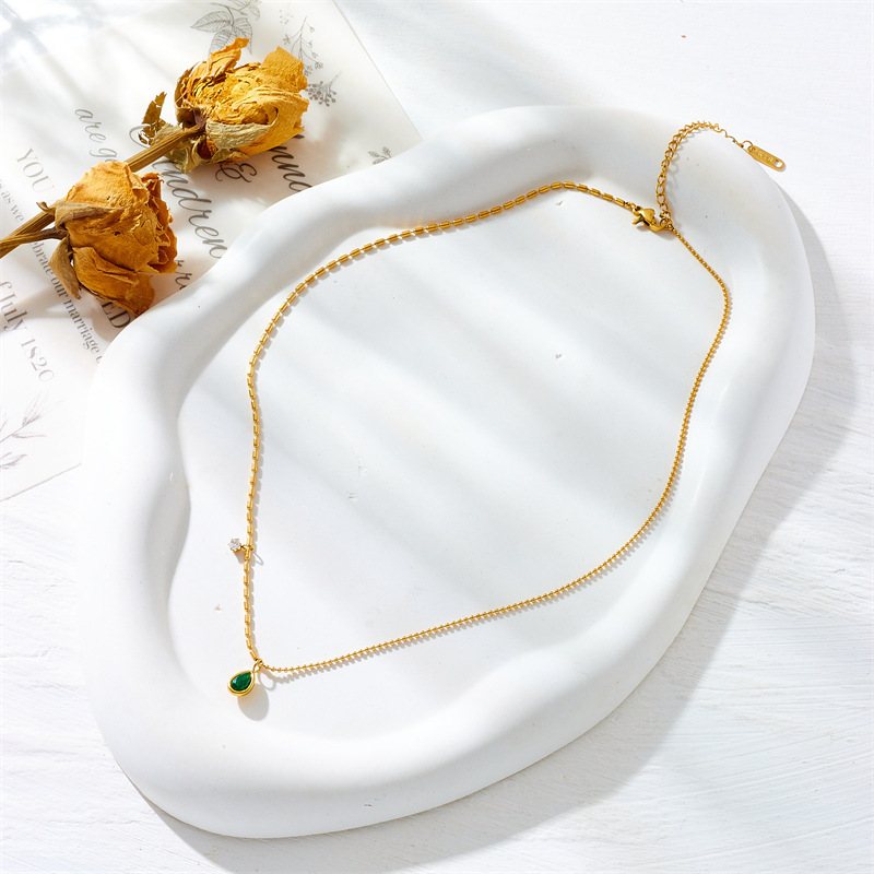 European and American style, simple, commuter, retro, high-end, elegant clavicle chain with green diamond teardrop accessories.