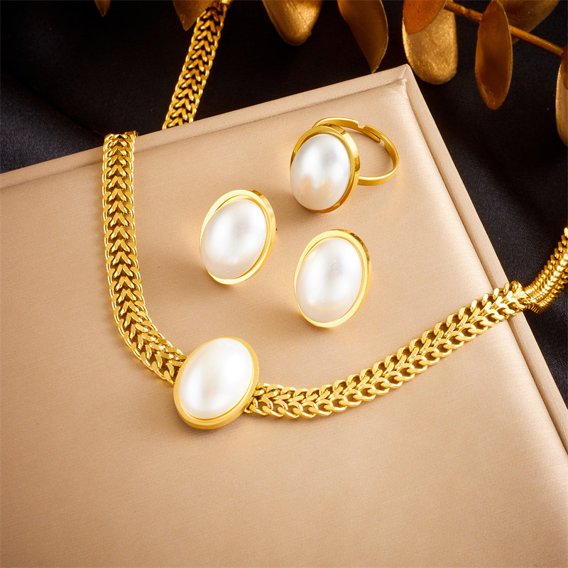 European and American style retro minimalist gold-plated stainless steel oval pearl accessories jewelry set: earrings, rings, and necklaces.