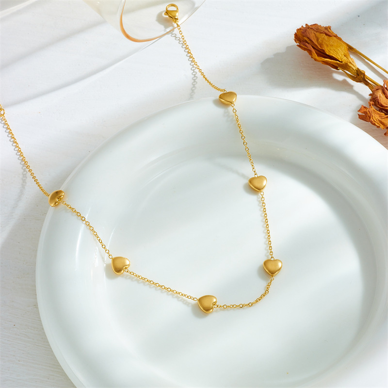 Korean style, minimalist, fashionable, niche gold-plated titanium steel heart chain clavicle necklace