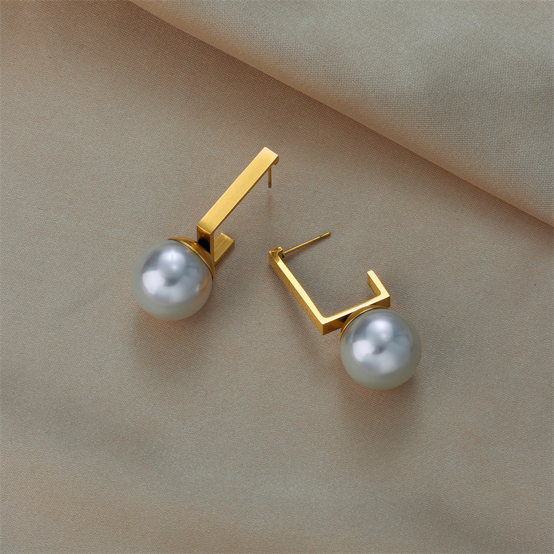 Trendy, niche, European and American style, simple, unique, retro pearl earrings, three-dimensional, small, versatile earrings.
