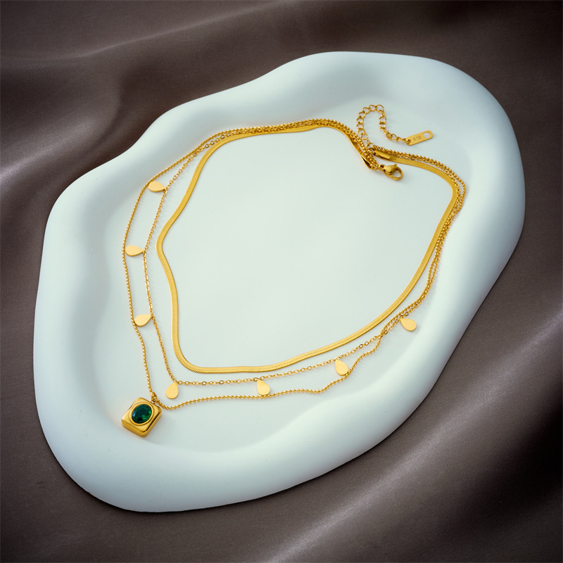 French vintage emerald multi-layered titanium steel necklace, fashionable and trendy geometric square teardrop clavicle chain, lightweight.