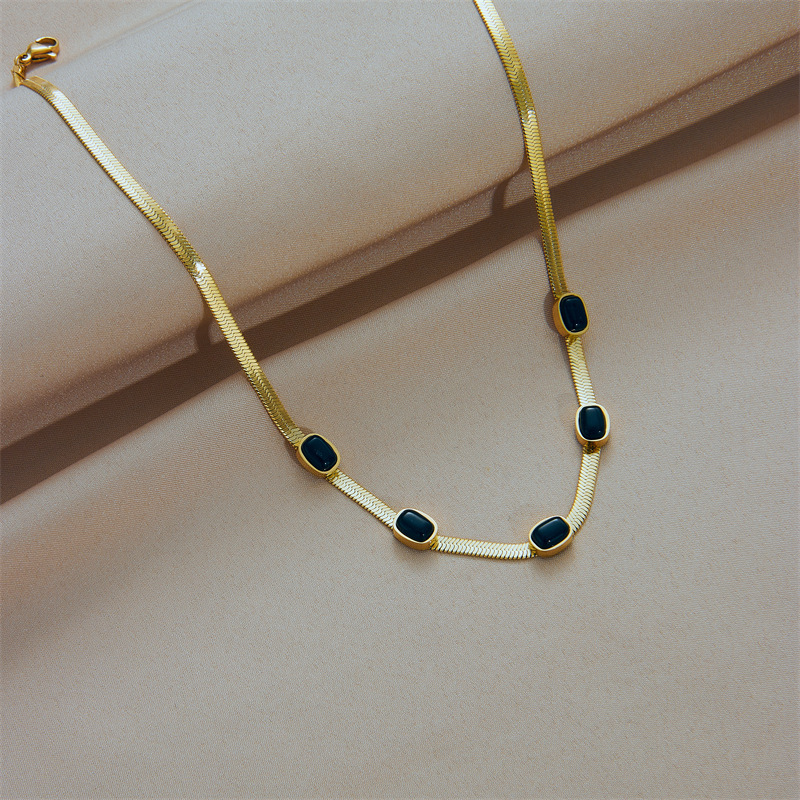 European and American cross-border retro niche fashion minimalist metal titanium steel snake bone chain black diamond versatile jewelry necklace pendant