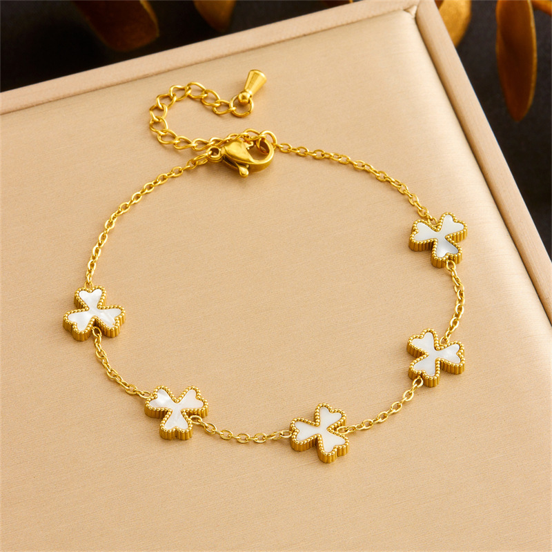 Korean style, trendy, niche, retro white shell three-petal flower accessory chain stainless steel jewelry necklace, earrings, and bracelet set.