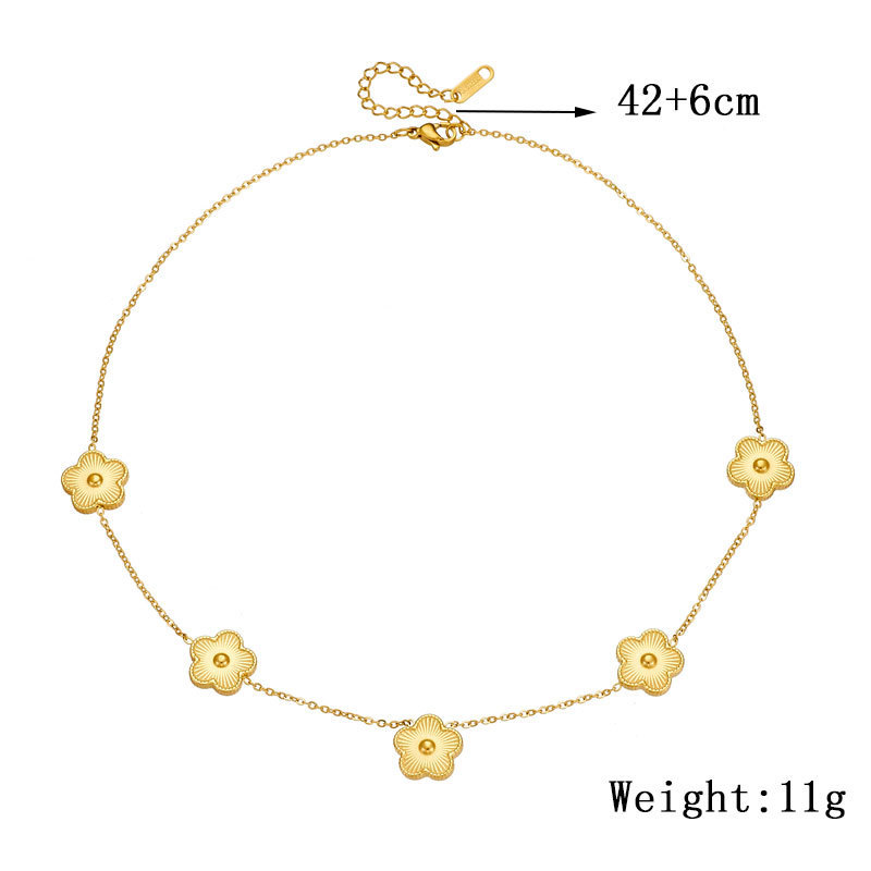 Korean style, simple and fashionable, commuter-friendly, gold-plated striped five-petal flower accessory chain, stainless steel jewelry necklace.