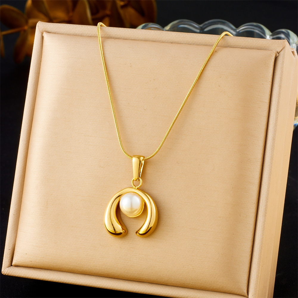 Korean style, fashionable, simple, versatile, circular open design, pearl-encrusted stainless steel pendant, gold-plated chain necklace.