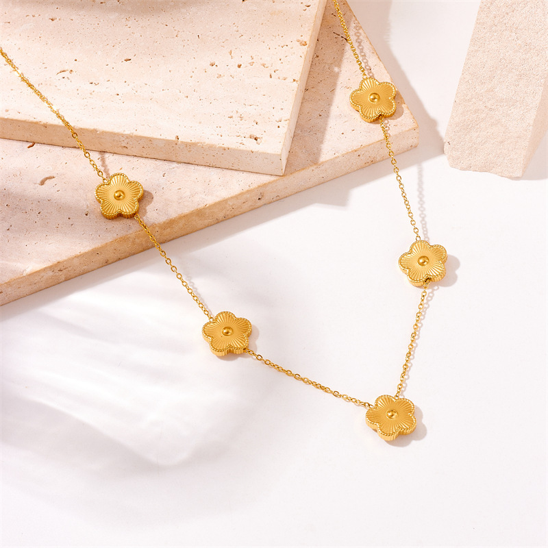 Korean style, simple and fashionable, commuter-friendly, gold-plated striped five-petal flower accessory chain, stainless steel jewelry necklace.