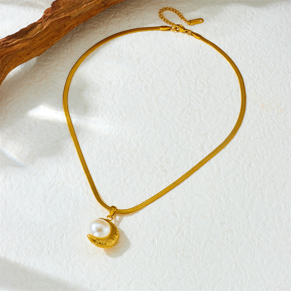Cross-border fashion, elegant retro gold-plated moon pearl pendant blade chain stainless steel women's versatile necklace