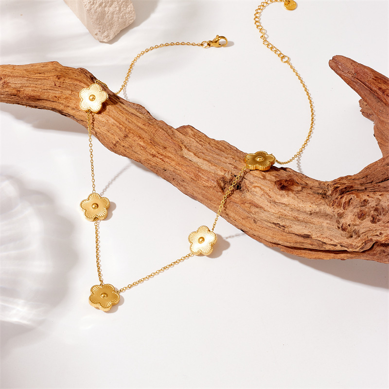 Korean style, simple and fashionable, commuter-friendly, gold-plated striped five-petal flower accessory chain, stainless steel jewelry necklace.