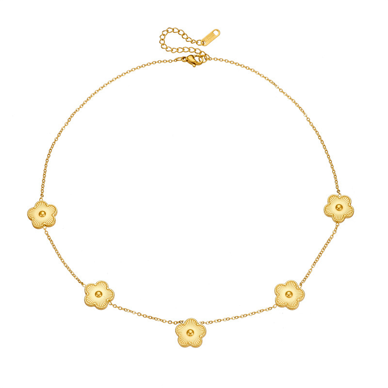Korean style, simple and fashionable, commuter-friendly, gold-plated striped five-petal flower accessory chain, stainless steel jewelry necklace.