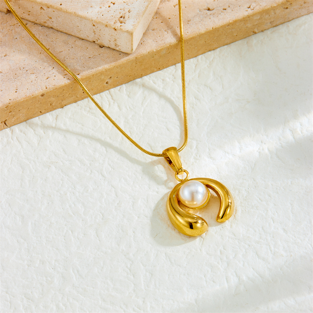 Korean style, fashionable, simple, versatile, circular open design, pearl-encrusted stainless steel pendant, gold-plated chain necklace.