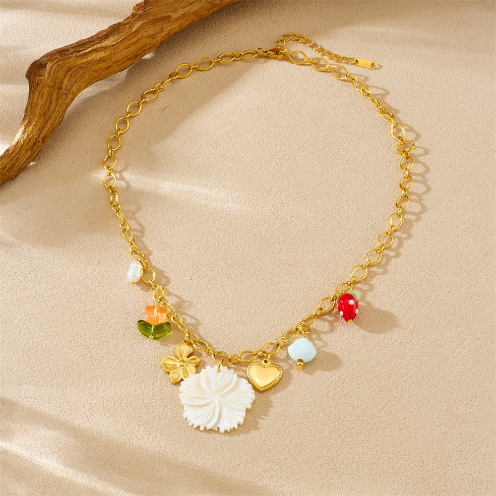 Fashionable gold-plated heart and strawberry pendant necklace for women, creative and unique multi-element stainless steel clavicle chain.