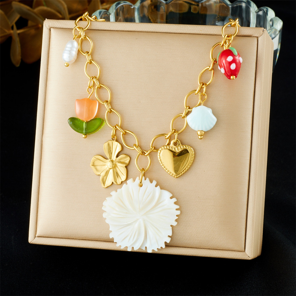 Fashionable gold-plated heart and strawberry pendant necklace for women, creative and unique multi-element stainless steel clavicle chain.