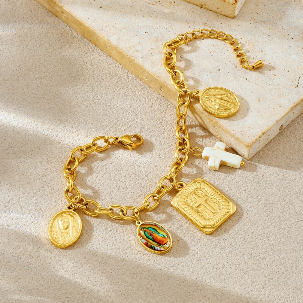 European and American style, light luxury, high-end, versatile pendant set with cross-shaped choker chain and gold-plated round pendant.