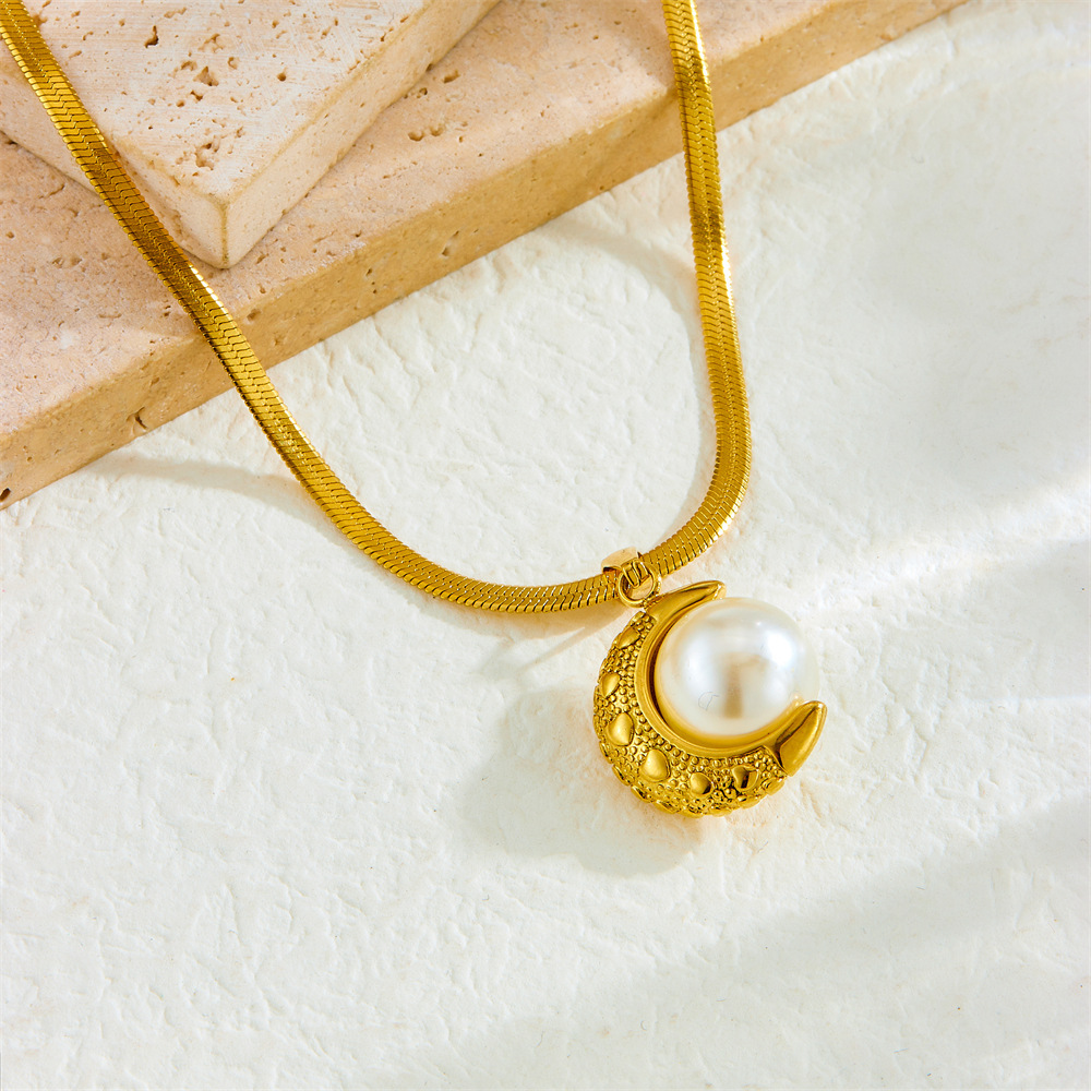 Cross-border fashion, elegant retro gold-plated moon pearl pendant blade chain stainless steel women's versatile necklace
