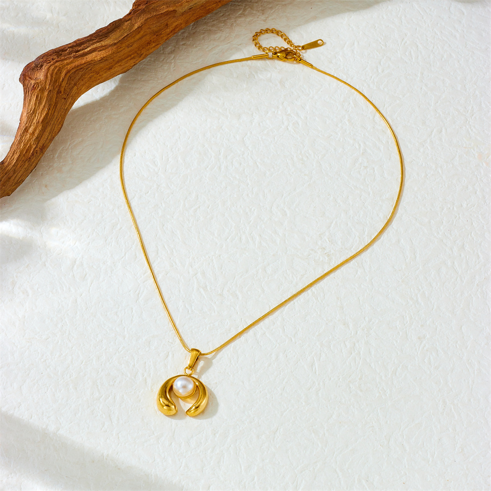 Korean style, fashionable, simple, versatile, circular open design, pearl-encrusted stainless steel pendant, gold-plated chain necklace.