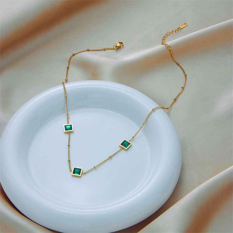 European and American cross-border fashion minimalist retro niche light luxury versatile square green diamond titanium steel chain necklace exquisite