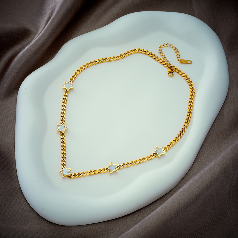 Korean-style, trendy, niche design, elegant and versatile, five-pointed star chain titanium steel metal jewelry, exquisite clavicle necklace.