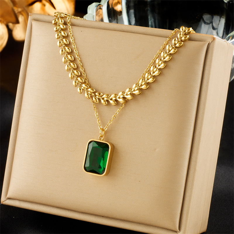 Fashionable, sophisticated, and luxurious emerald square gemstone pendant clavicle chain, titanium steel multi-layered necklace.