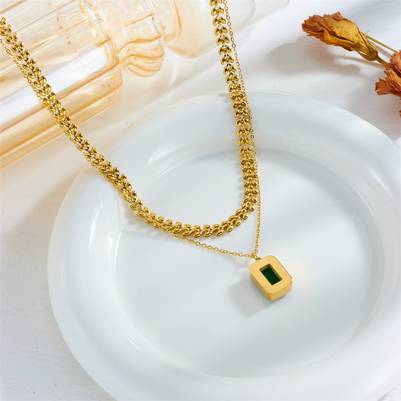 Fashionable, sophisticated, and luxurious emerald square gemstone pendant clavicle chain, titanium steel multi-layered necklace.